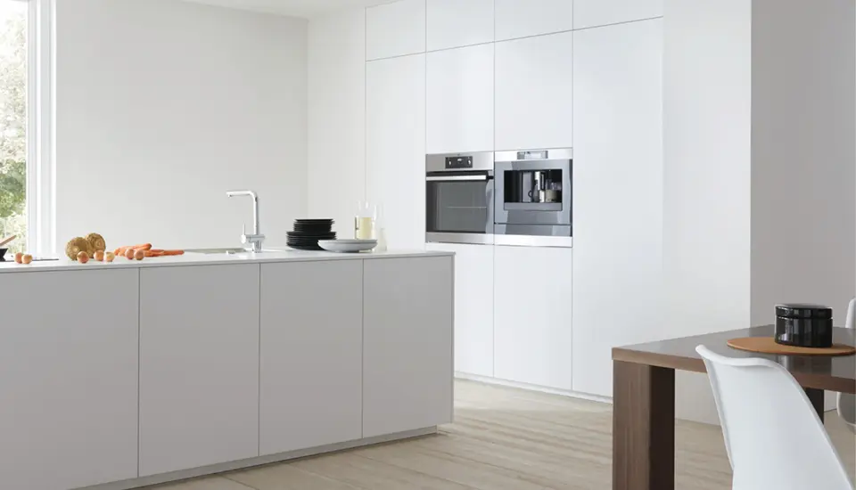 Helles Wohnzimmer mit Europa Möbel Wohnwand in Holz Weiß Kombination, TV Lowboard, Vitrinenschrank, Couchtisch aus Holz und grauem Sofa auf Teppich vor großen Fenstern